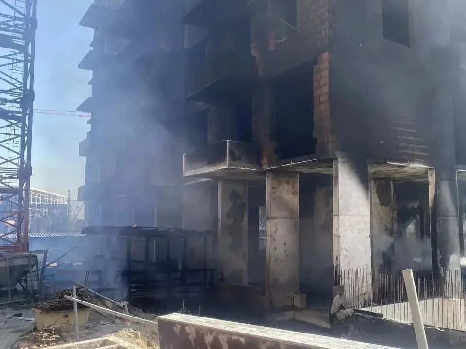 ❗️В Омске умер ещё один рабочий, пострадавший в пожаре на Левобережье.