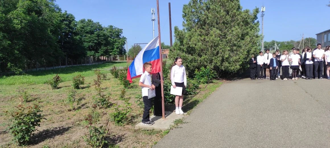 Итоговая линейка и поднятие флага: с гордостью за школу и её учеников!