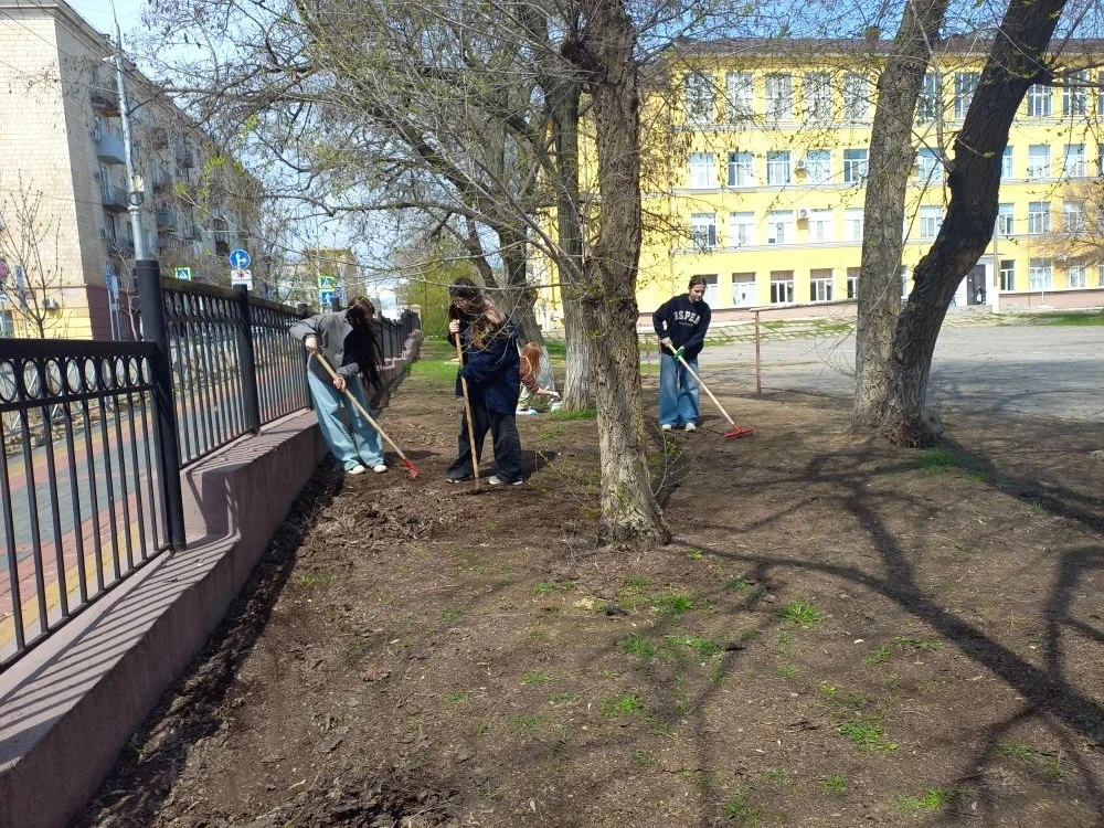 «Мы за чистоту»!   Ученики #МОУСШ81 продолжают приводить в порядок территории школы. Ребята не тольк