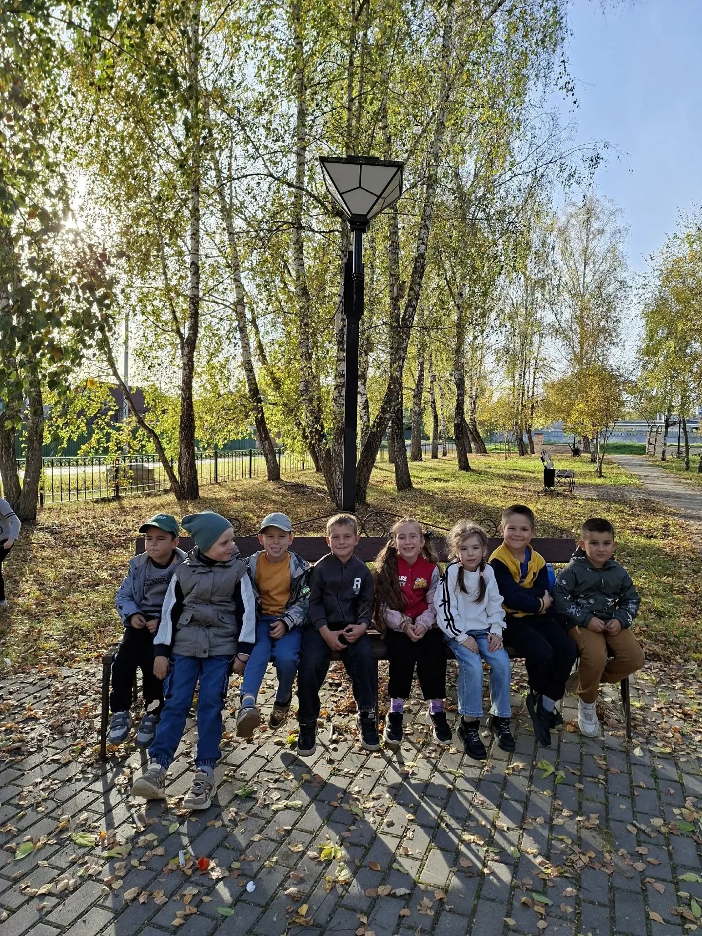 "Знайки" совершили экскурсию в осенний сквер. Дети собрали много красивых листочков для...