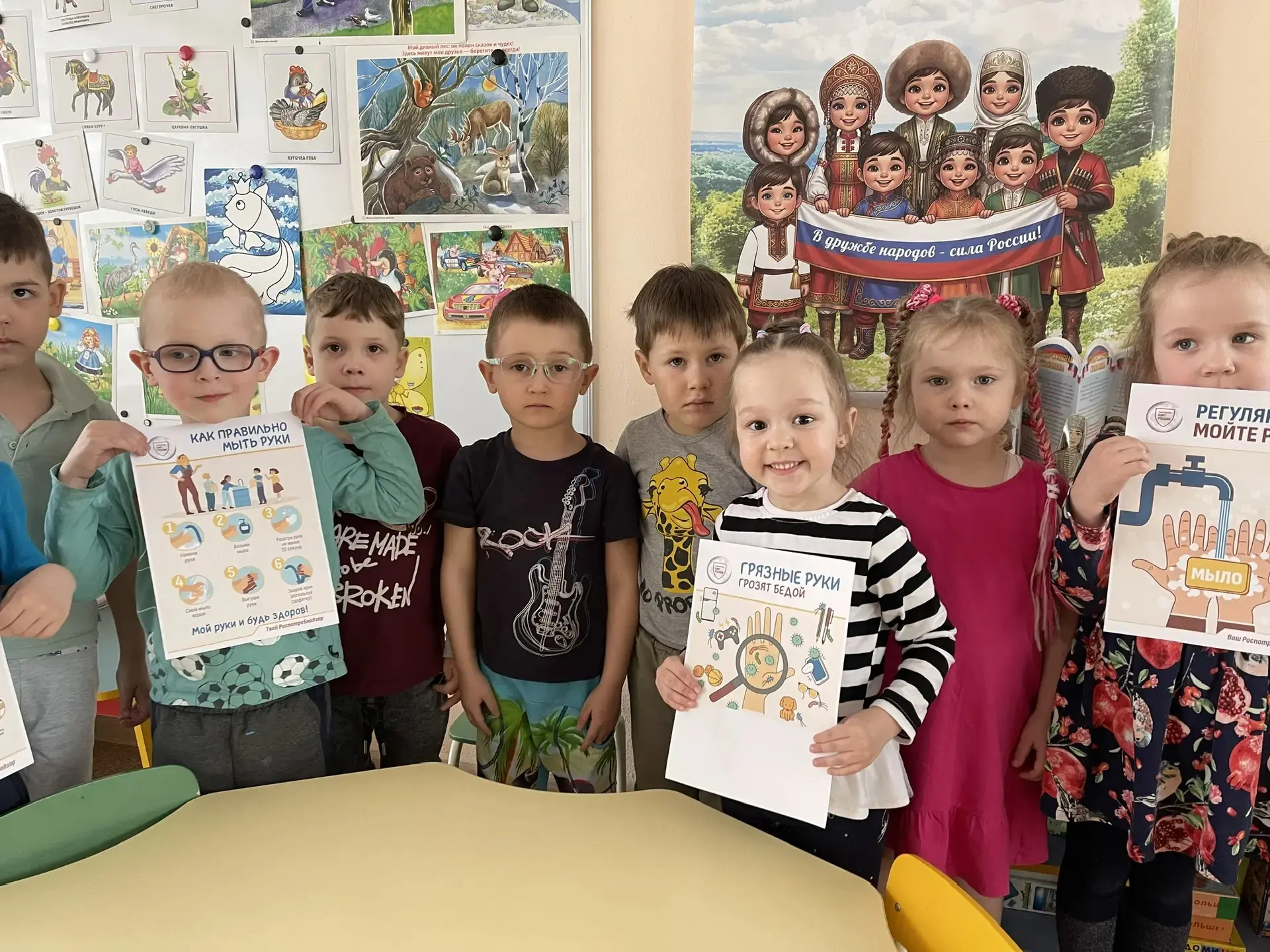 познакомить воспитанников с правилами гигиены рук;