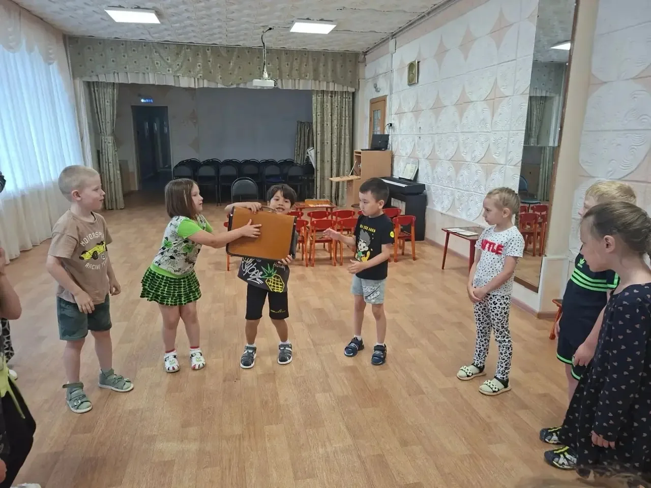 Лето - это такое время года, когда дети уже устали от учебного процесса. Они отдыхают от привычного 