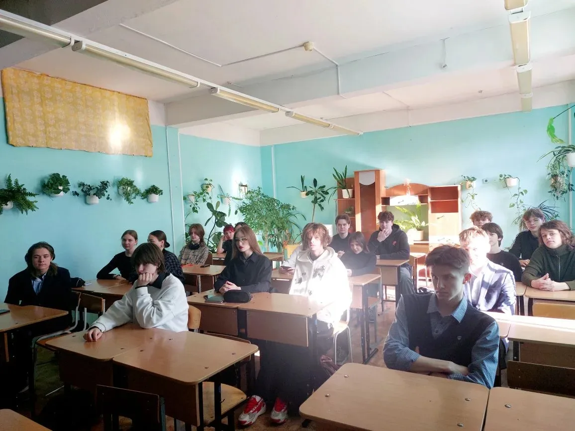 🇷🇺 Новая учебная неделя началась с внеурочных занятий "Разговоры о важном". Тема посв...