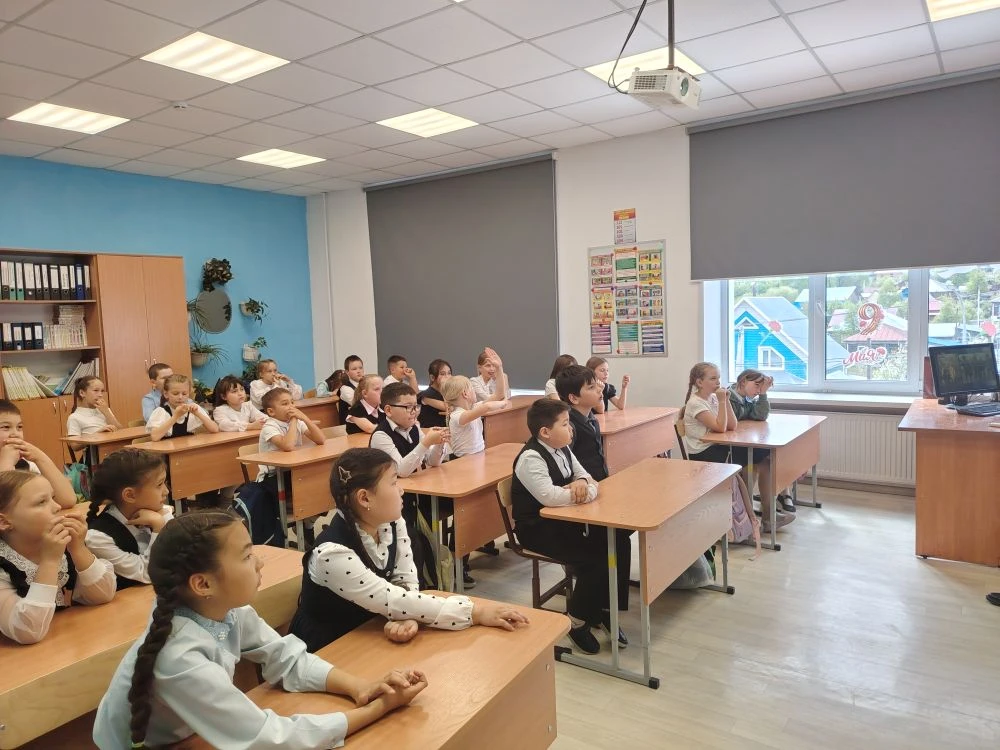 ✨ «Урок мужества» .   Сегодня,  во 2  А классе прошёл особенный «Урок мужества». Гостем стал начальн