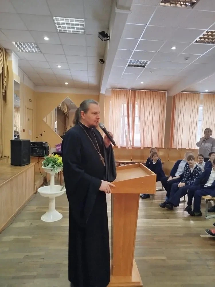Сегодня в Актовом зале Филиала 1 состоялась встреча учащихся начальных классов со священником Храма 