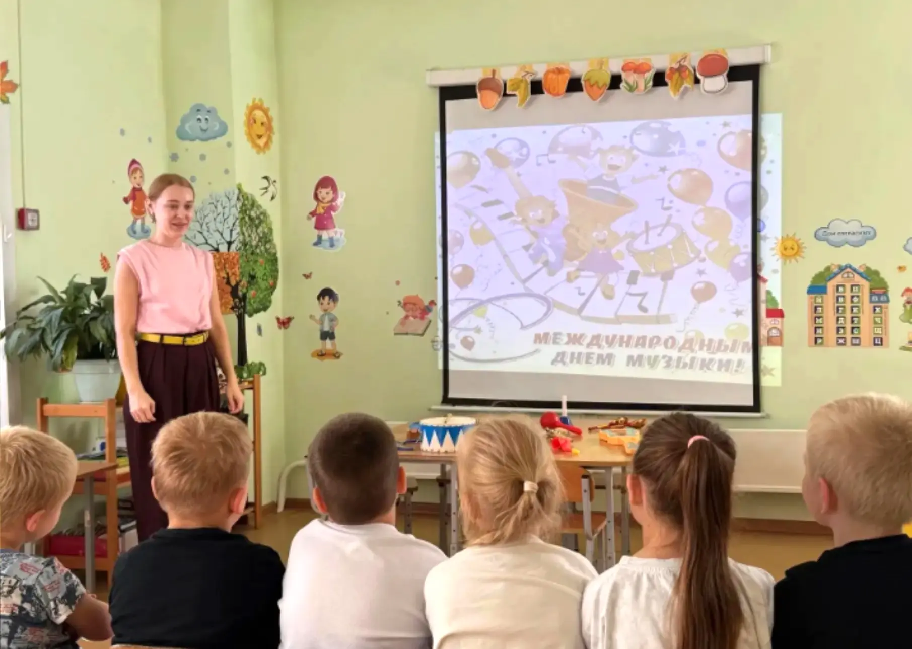 ДЕНЬ МУЗЫКИ В ГРУППАХ «РОМАШКА» И «ПОЧЕМУЧКИ».