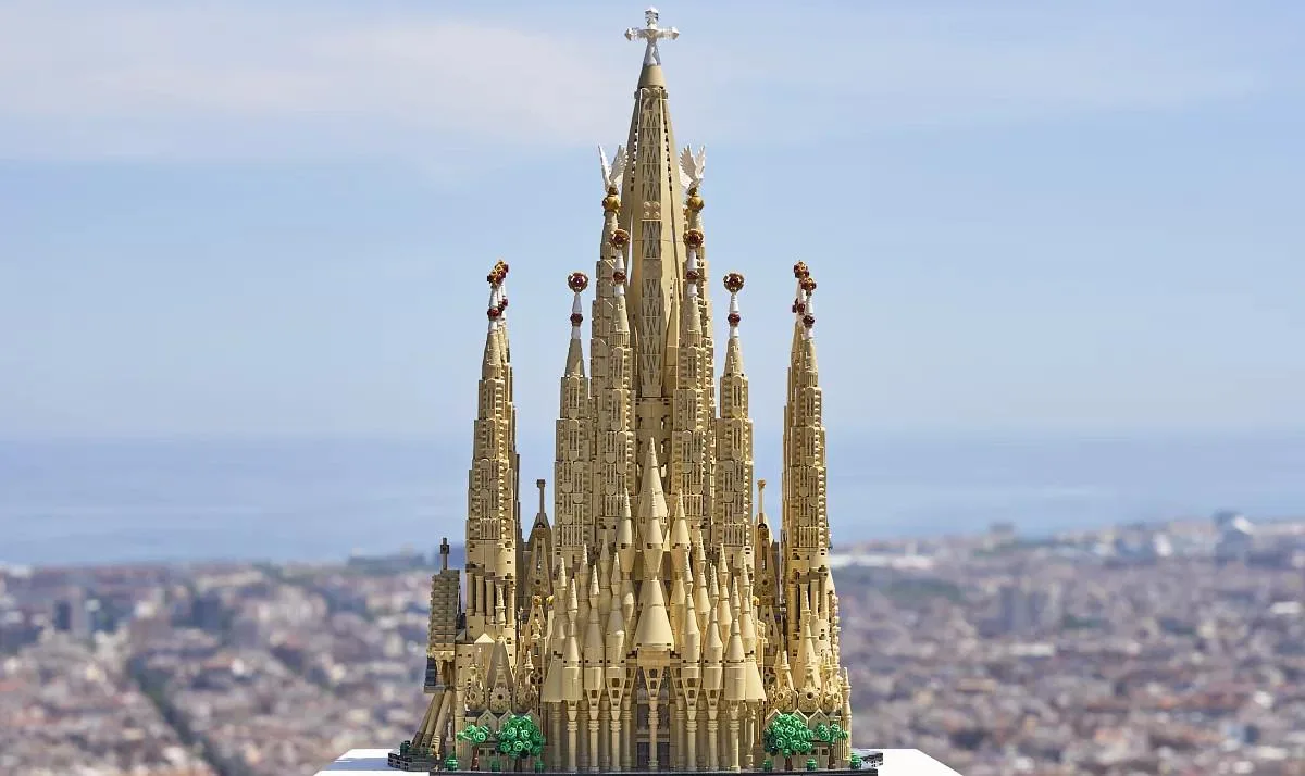 Lego выпустила самый большой набор в истории бренда — модель Sagrada Familia из 12 тысяч деталей

На