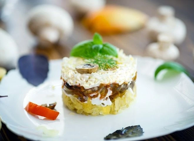 Салат с ананасом и грибами