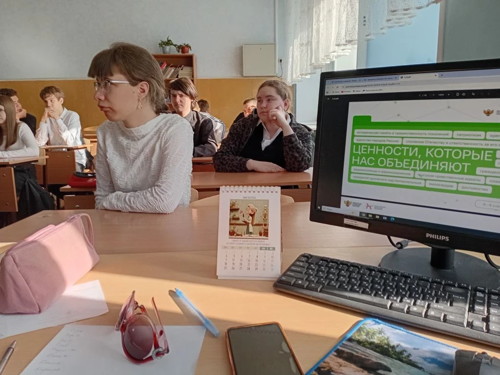 📚Начали новую учебную неделю с традиционной линейки выноса флага и исполнения Гимна Российской Федер