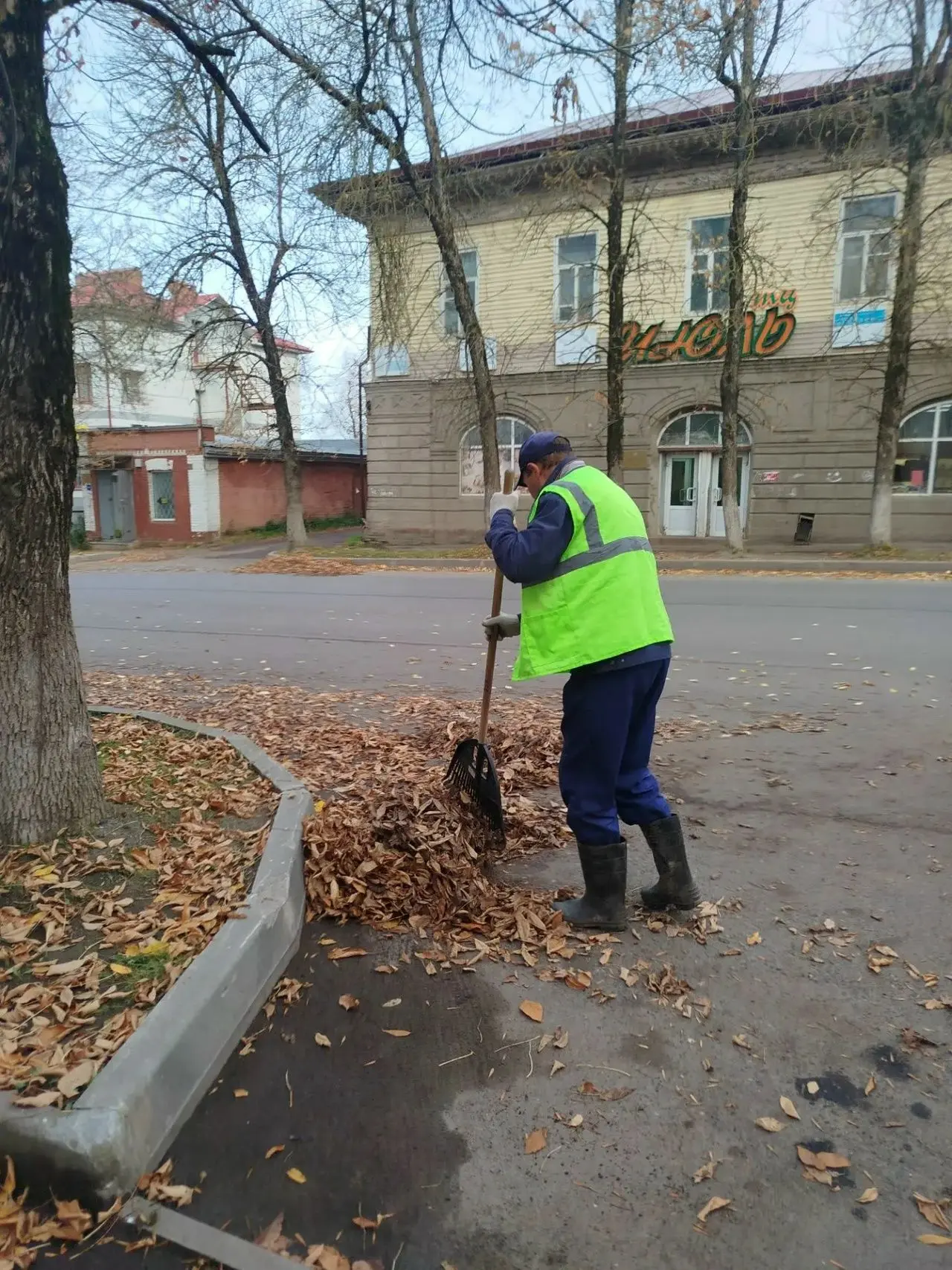 Содержание дорожной сети и благоустройство территорий продолжается