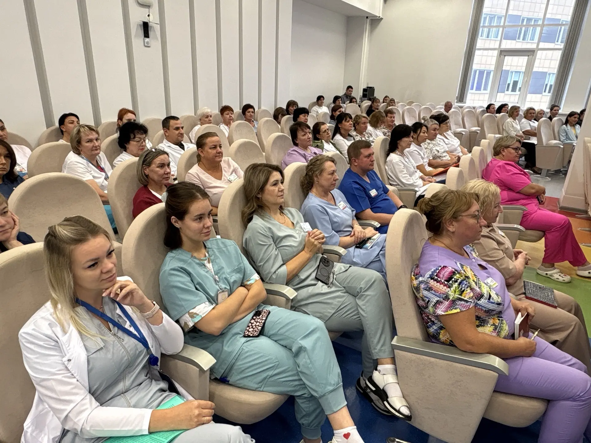 Встретился с коллективами  спортивно-оздоровительного комплекса «Лесной» на Стасовой и ...