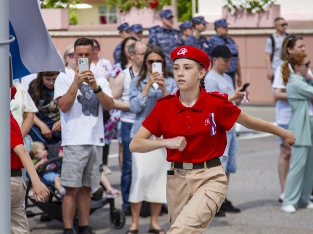 12 июня в нашем городе прошло торжественное мероприятие «Равнение на ФЛАГ»🇷🇺

Юнармейцы отряда «Ма
