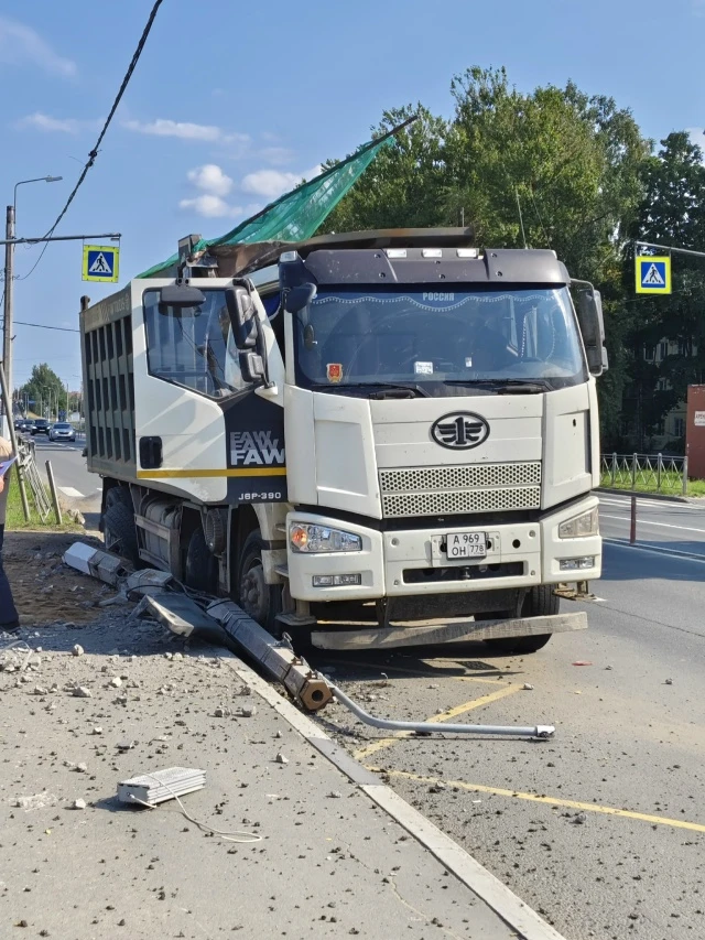 В Тосно 2, самосвал врезался в легковуху и снёс столб возле остановки. Будьте внимательны объезжайте