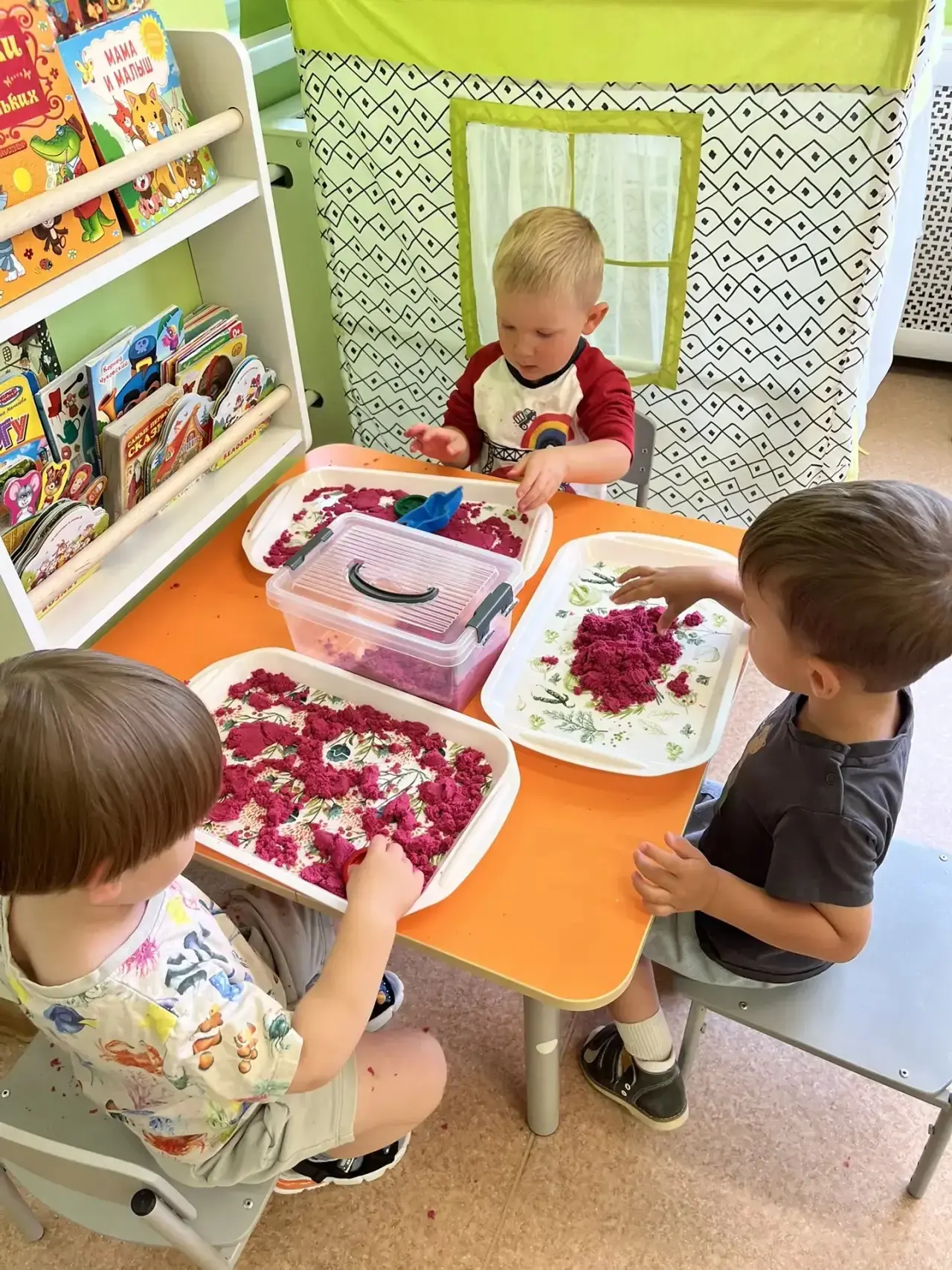 👶 Наши маленькие исследователи с огромным интересом погрузились в мир песочных приключений! Кинетич