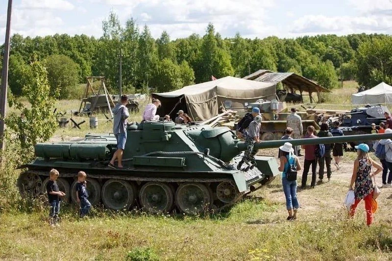 🥳 Отмечаем окончание школы в музейном комплексе «Стальной Десант»   В историческом танковом парке де