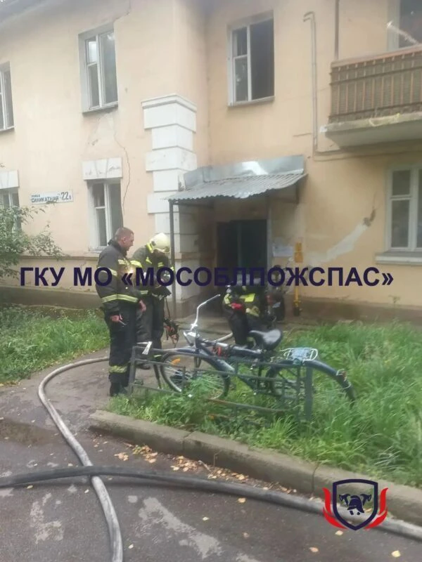 В Мытищах произошел пожар в многоквартирном доме. Огонь вспыхнул в трехкомнатной кварти...