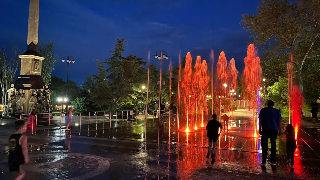 ⛲️ФОНТАН суперский!
🇷🇺С Днём России!

📸 Автор: Валентин Крымский
👉 t.me/tf_feo | max.ru/tf_feo
#