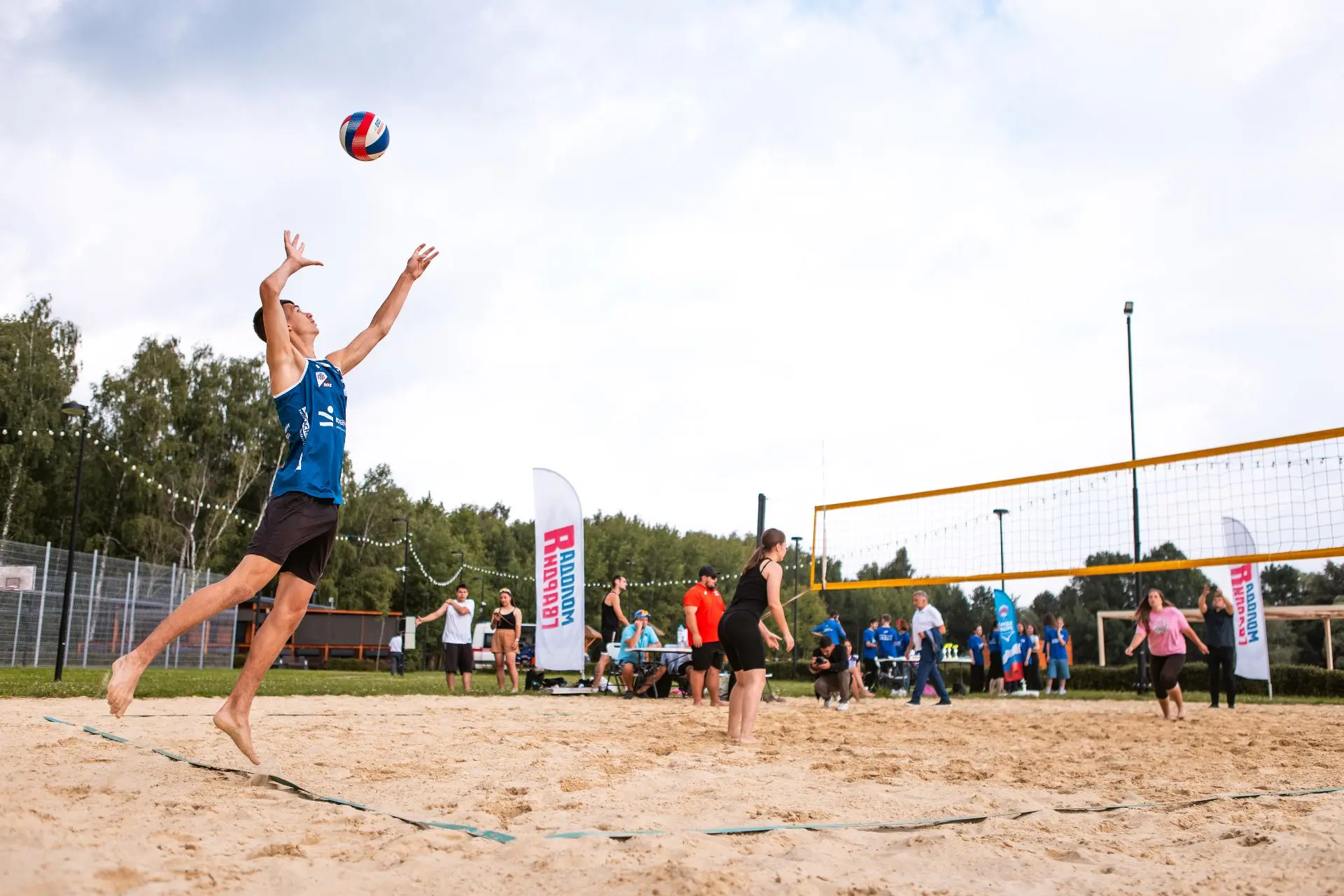 Турнир по пляжном волейболу в парке «Взлёт» 🏐 

📸 Делимся атмосферой:  https://vk.ru/album-7588419