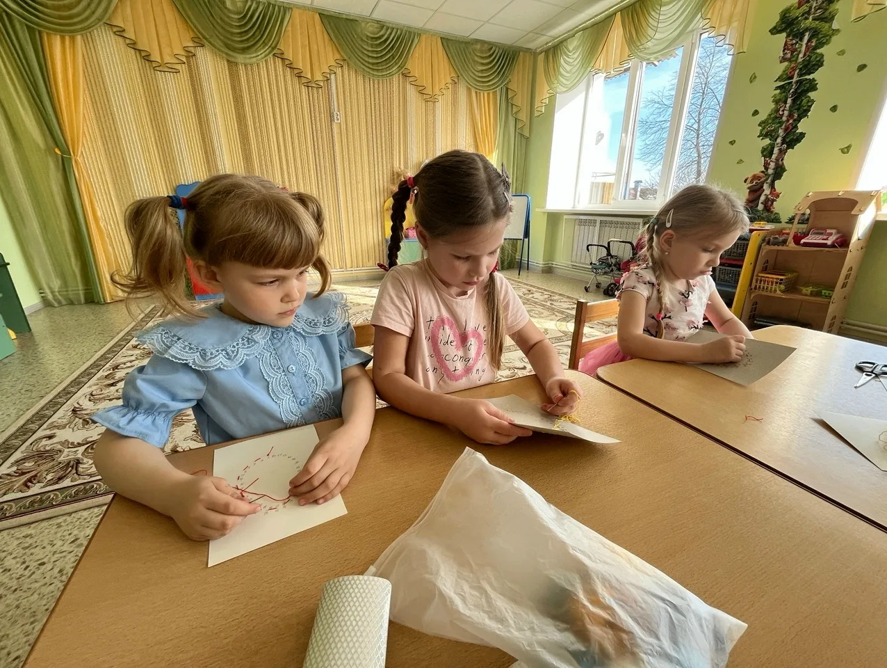 ✨На занятии в объединении «Рукоделие» ребята продолжили осваивать технику изонить и соз...