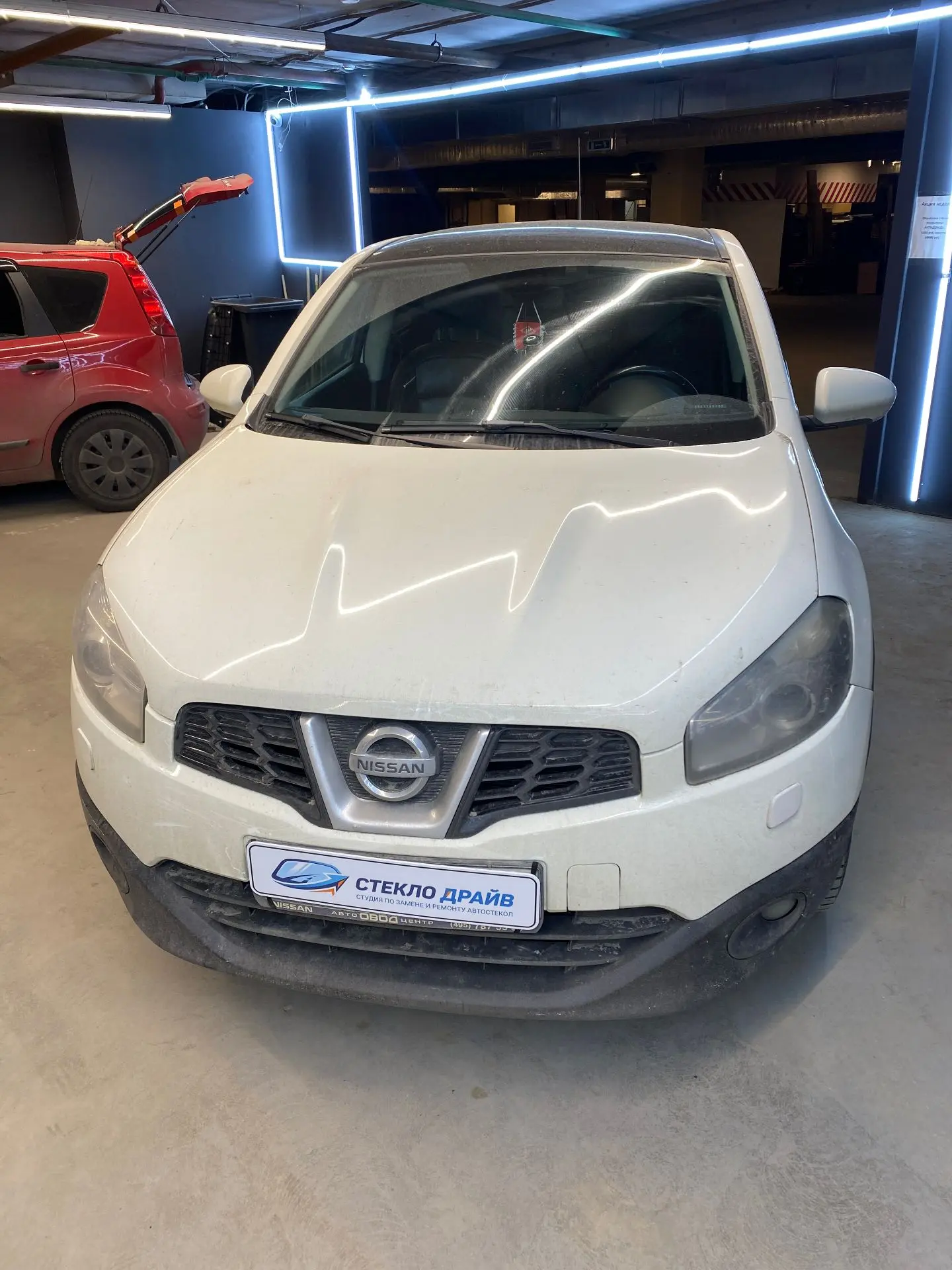 Рабочие будни: Nissan Qashqai и неприятный сюрприз на дороге 🪨🚙
