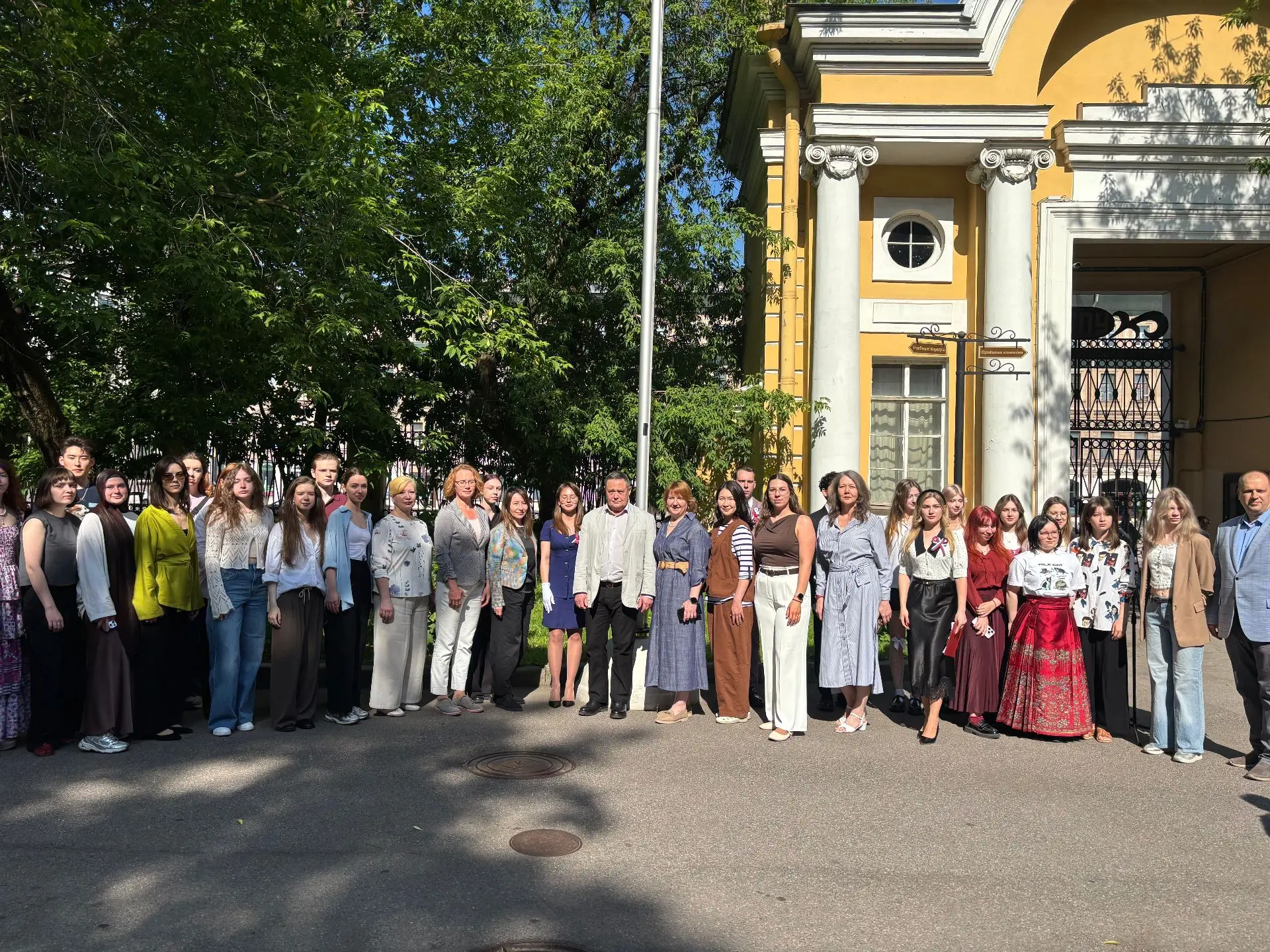 Гордость института психологии -  Виктория Антонова удостоена права поднять флаг
