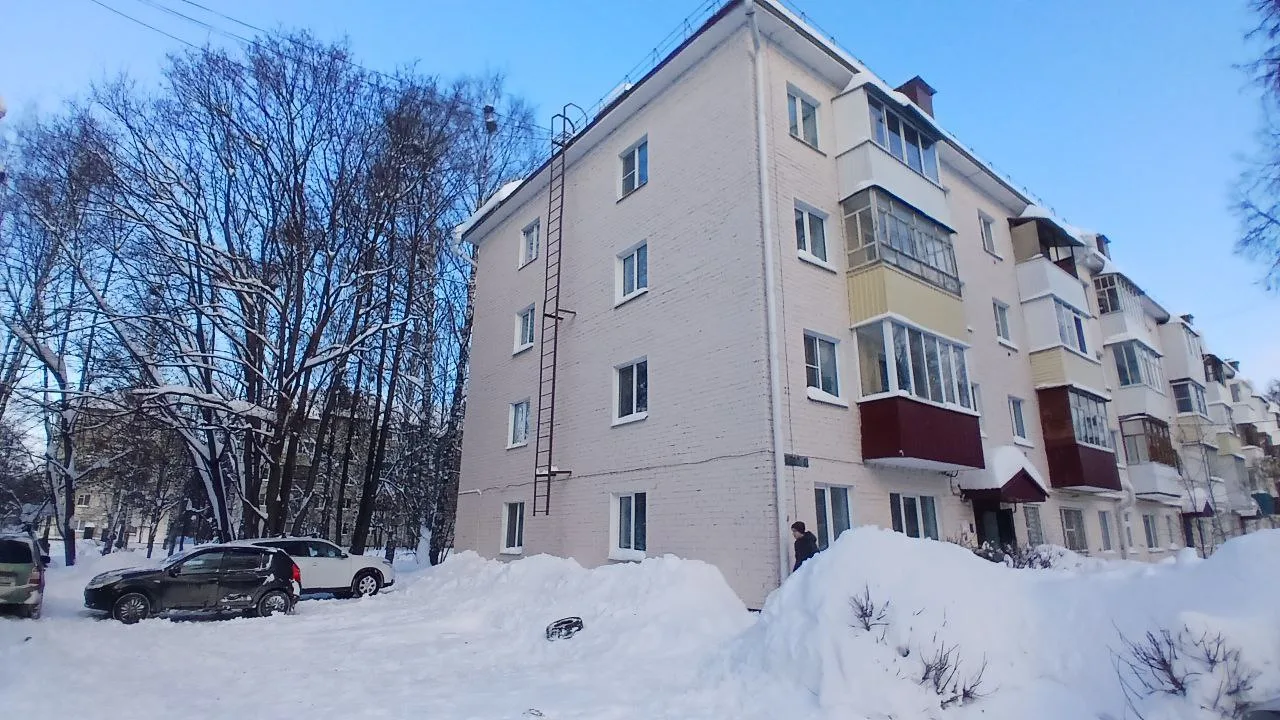 Ул. Красноармейская, д. 81 - уборка снега и наледи с торца дома .