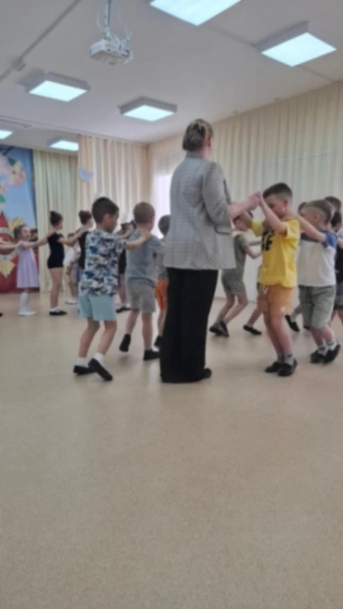 12 мая преподаватели и обучающиеся младших и старших классов хореографического отделени...
