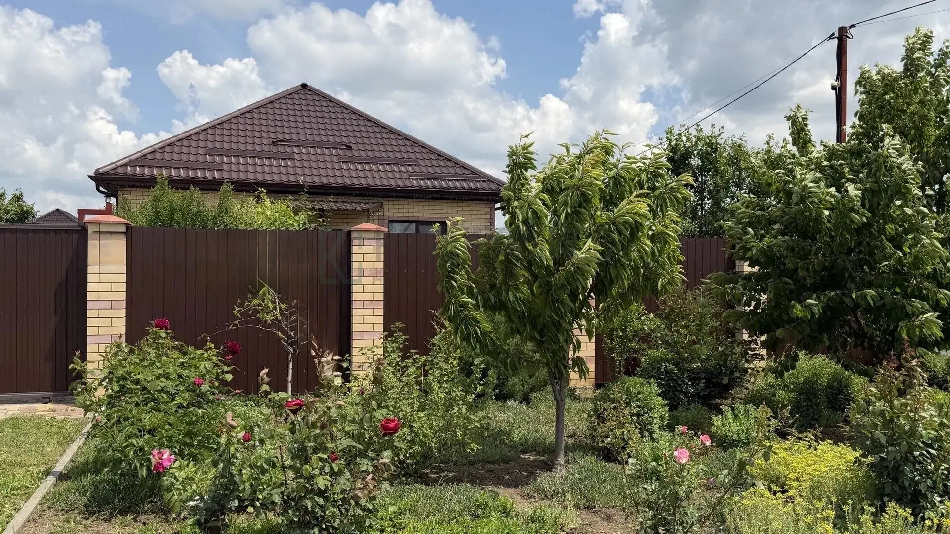 📍Дом с настоящей русской баней из сосны 
 
🏡Дом 100 м2 (кухня‑гостиная, 3 комнаты, котельная) 
✅Уч