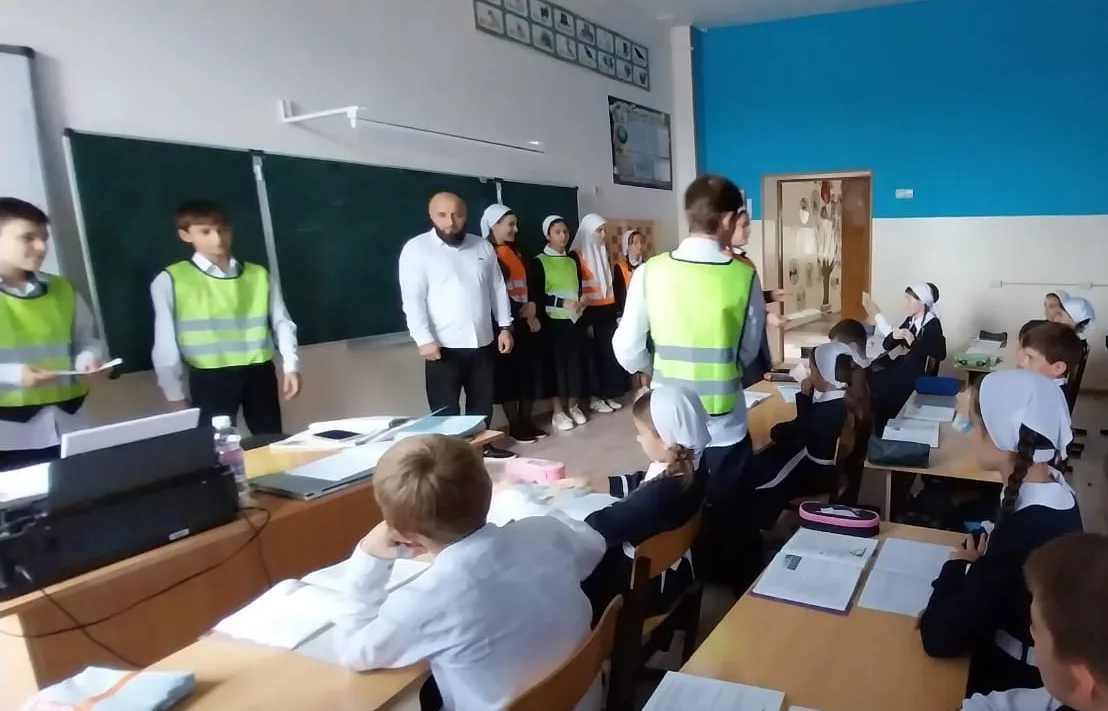 В МБОУ «СОШ №4 с.Катар-Юрт » проведены классные часы и беседы на тему «Мои безопасные к...
