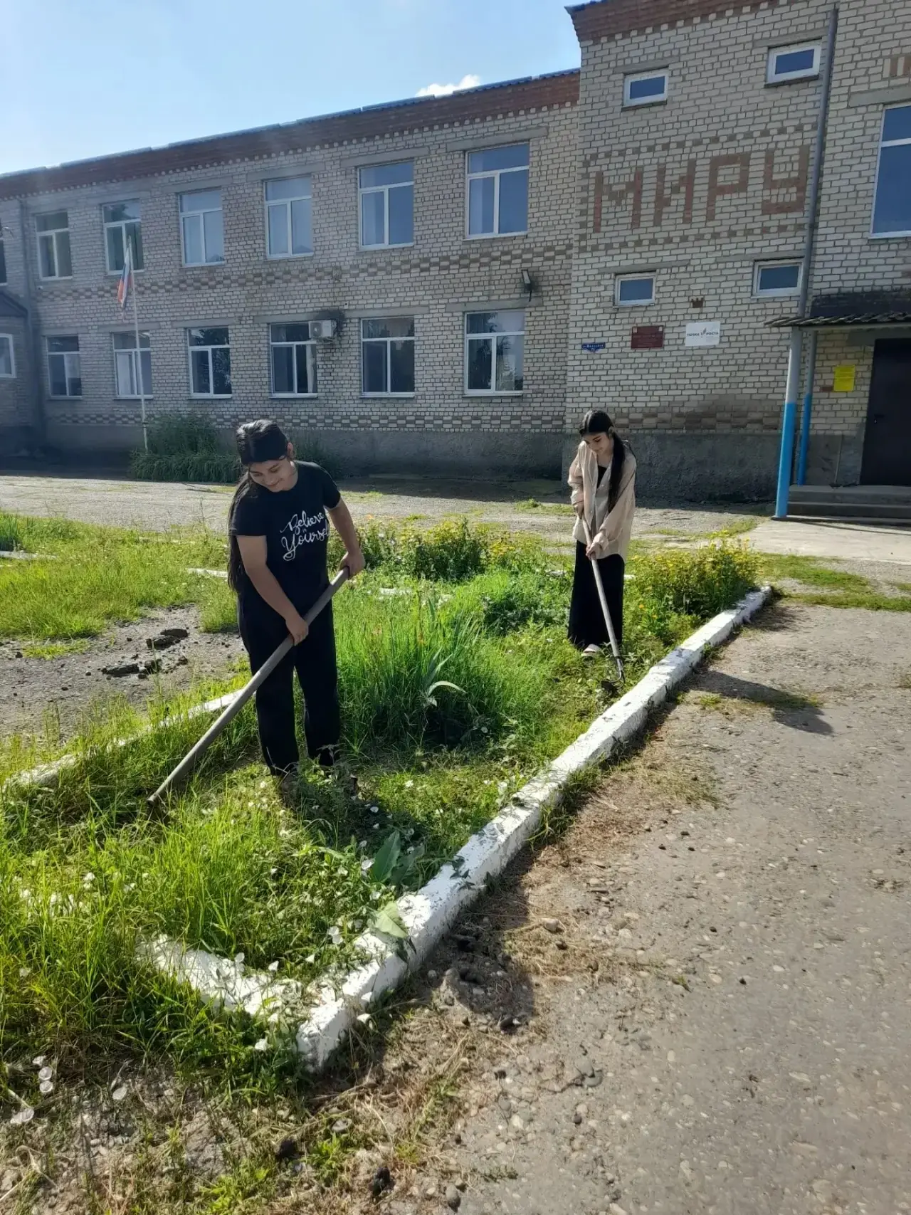 Ребята, лето — это время не только отдыха, но и заботы о нашем общем доме. Наш школьный двор — это л