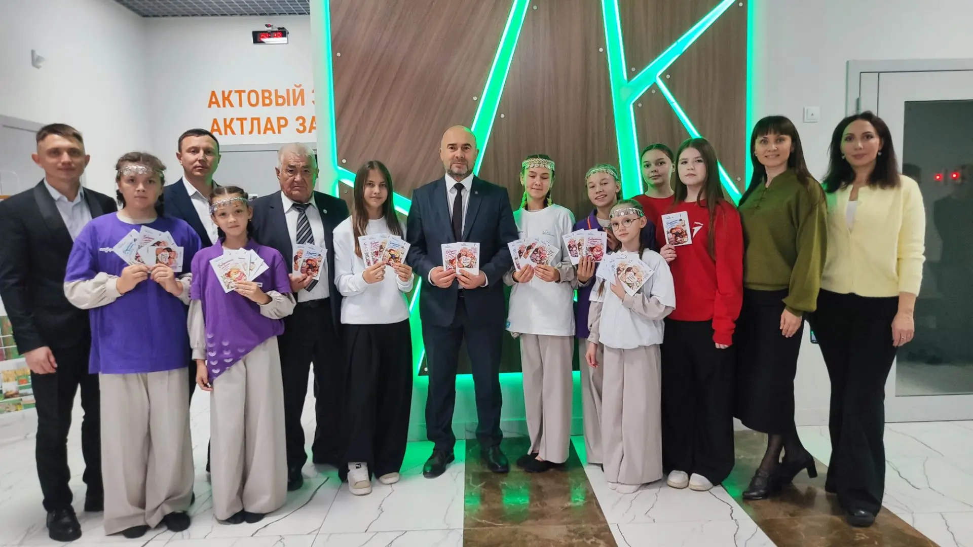 Алтын көзге чорда без бөтен көчен һәм белемен халкына багышлаган, яшь буынга якты тормы...