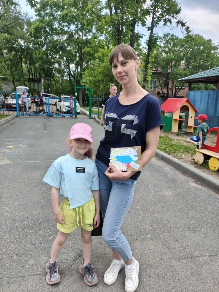 📸 Фотоотчет: Неожиданный сюрприз для родителей у ворот сада! 🇷🇺🎉

В преддверии Дня России у воро