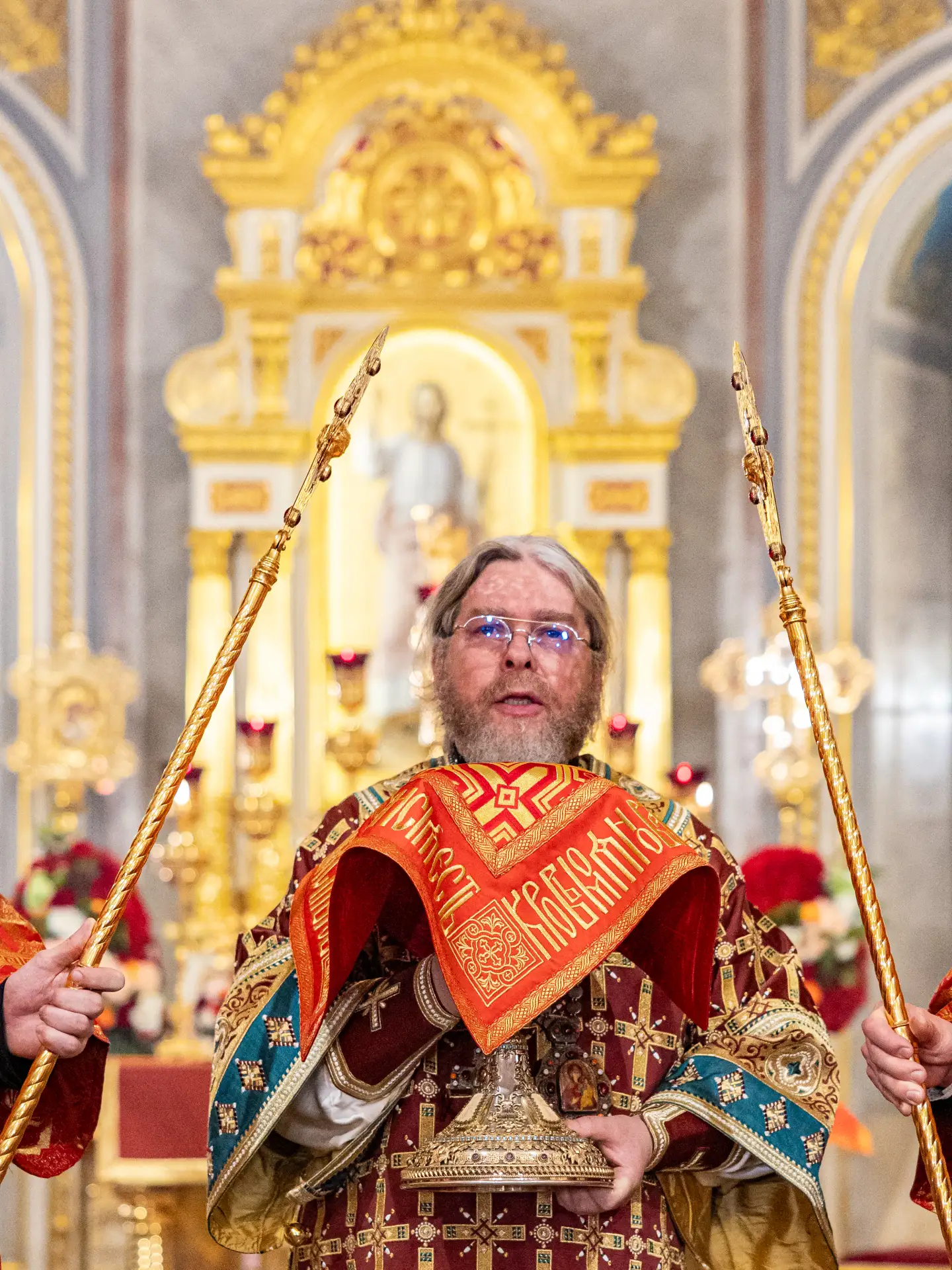 ✨ Митрополит Тихон возглавил Пасхальное богослужение в кафедральном соборе Симферополя  В ночь с 11 
