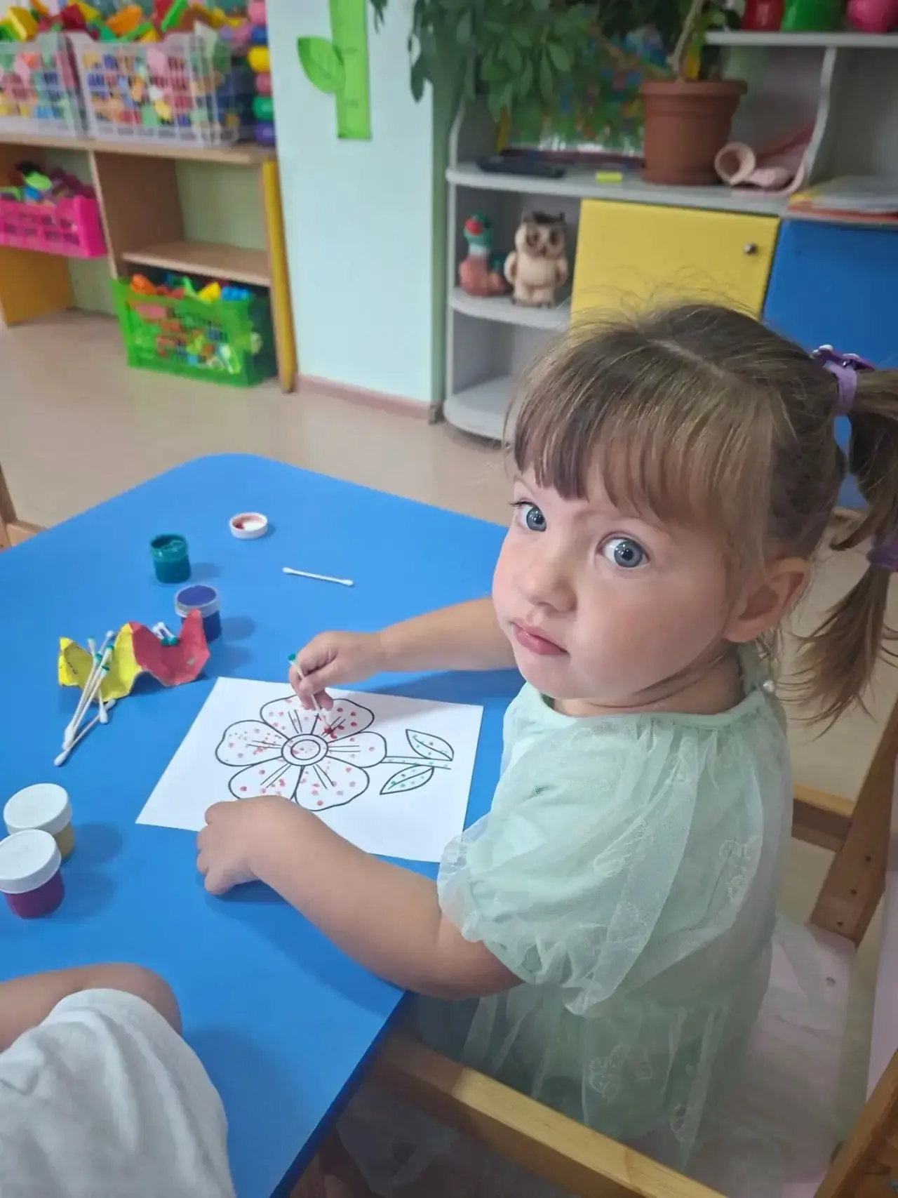 Во второй младшей группе «Знайки»творческий праздник! 🎨