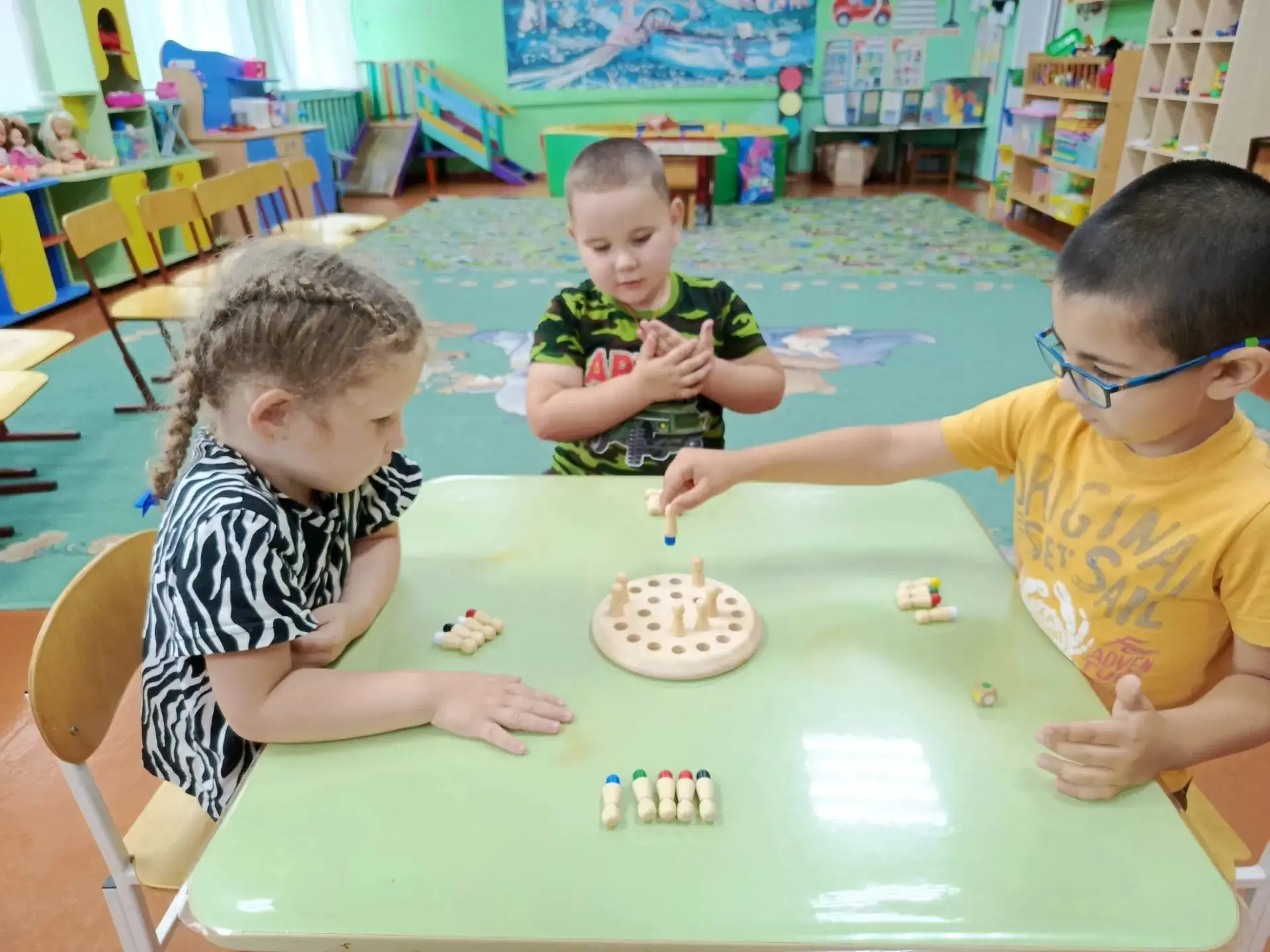 Настольные игры — увлекательное обучение через игру! 🎲🧩

  Сегодня в нашем детском саду ребята с б