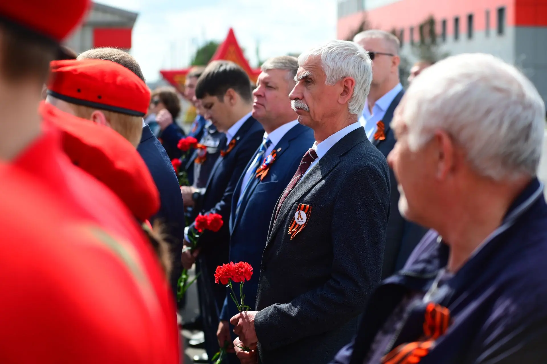 Накануне 9 Мая у центральной проходной Уральской Стали прошёл торжественный митинг. Ветераны предпри