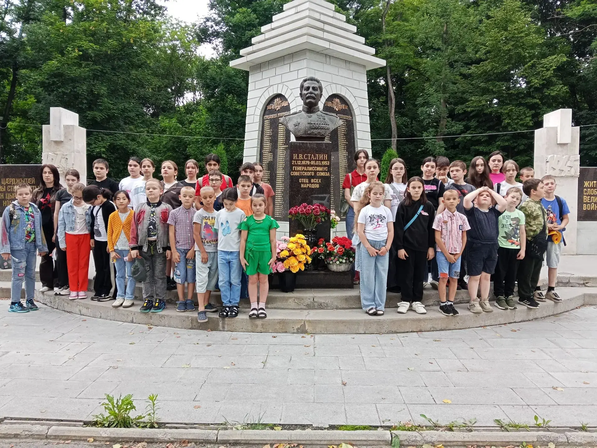 Ученики гимназии N 45 в День памяти и скорби склонили головы  у мемориала воинам - жителям осетинско