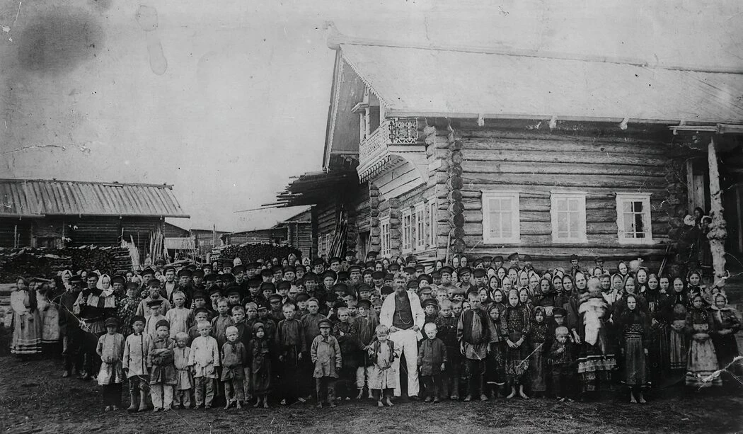 В деревне разнесся слух: к нам едет фотограф! И собралась деревня в полном составе к нему  в гости. 