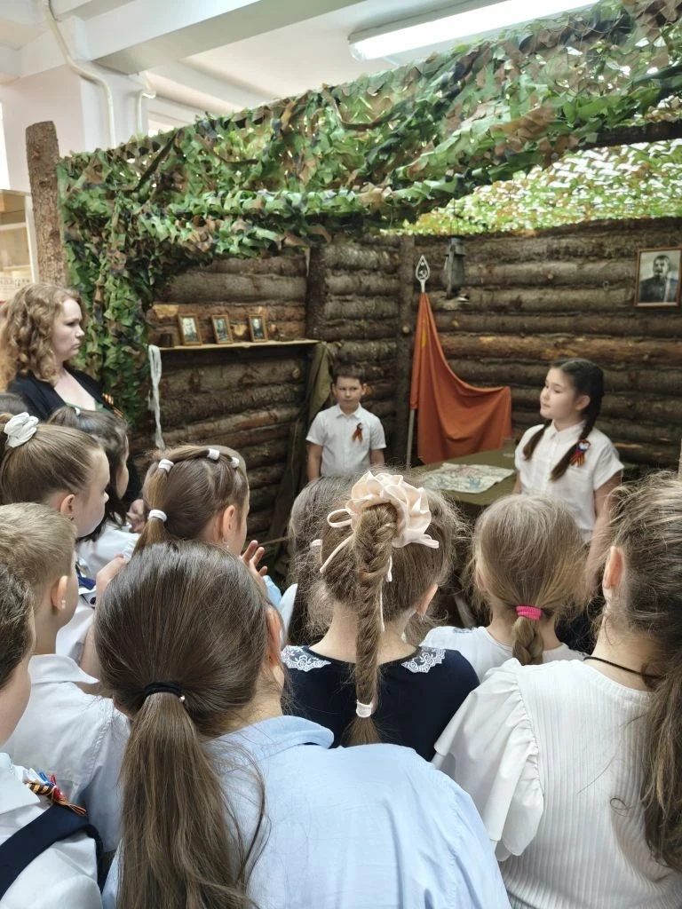 🎖️ Сегодня учащиеся 2в и 2г классов посетили школьный музей, где для них прошла экскурсия «Этих дней