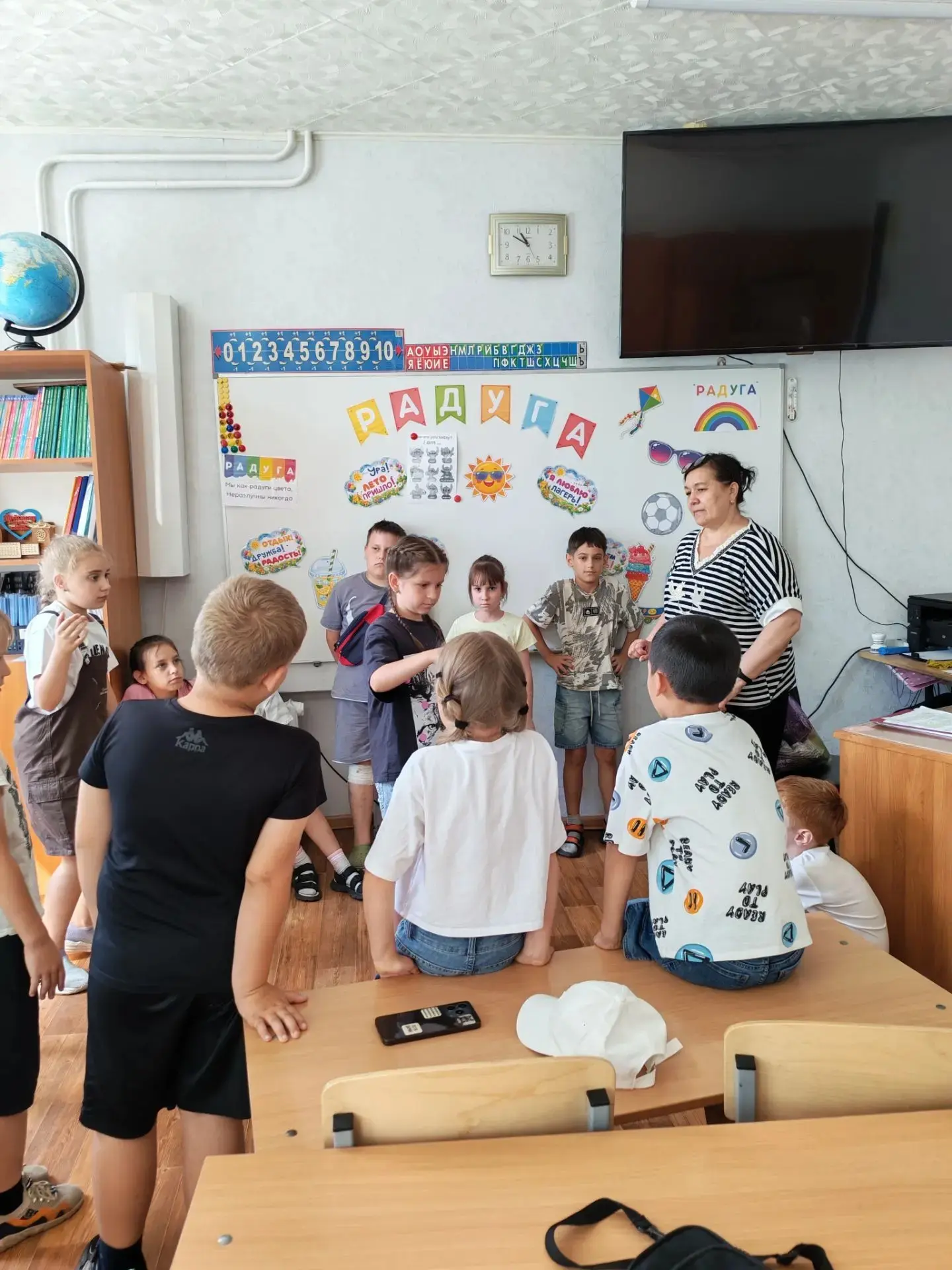 Тёплые лучи солнца заливали территорию детского лагеря вчера, превращая каждый день в маленькое прик