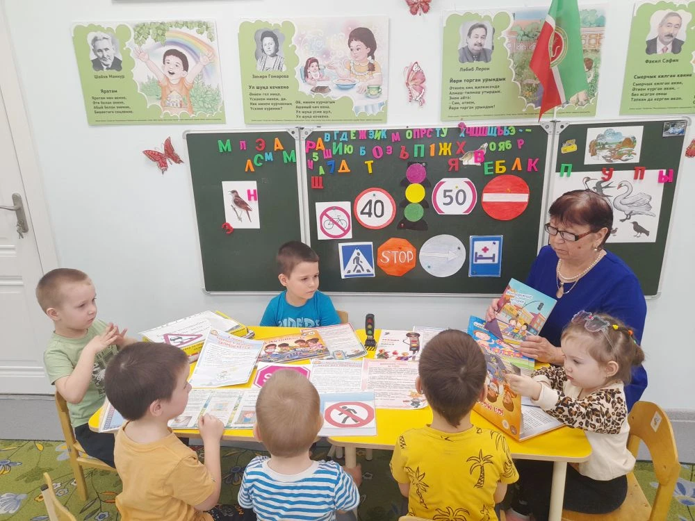 Бүген безнең балалар бакчасында юл хәрәкәте кагыйдәләренә багышланган танып-белү әңгәмәсе узды. 
Без