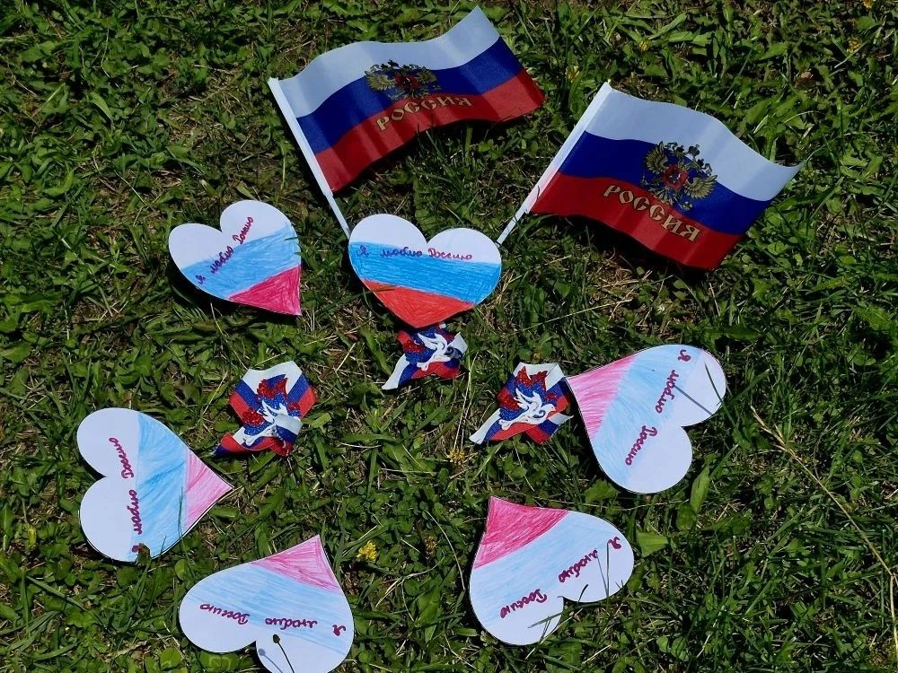В Сельском доме культуры поселка Новокадамово прошла Всероссийская акция «Российский триколор», приу