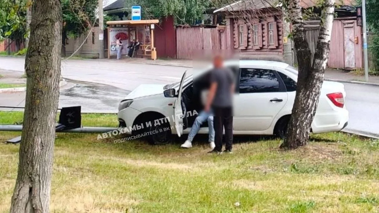 Lada Granta врезалась в светофор на Луначарского. Пострадавших нет.