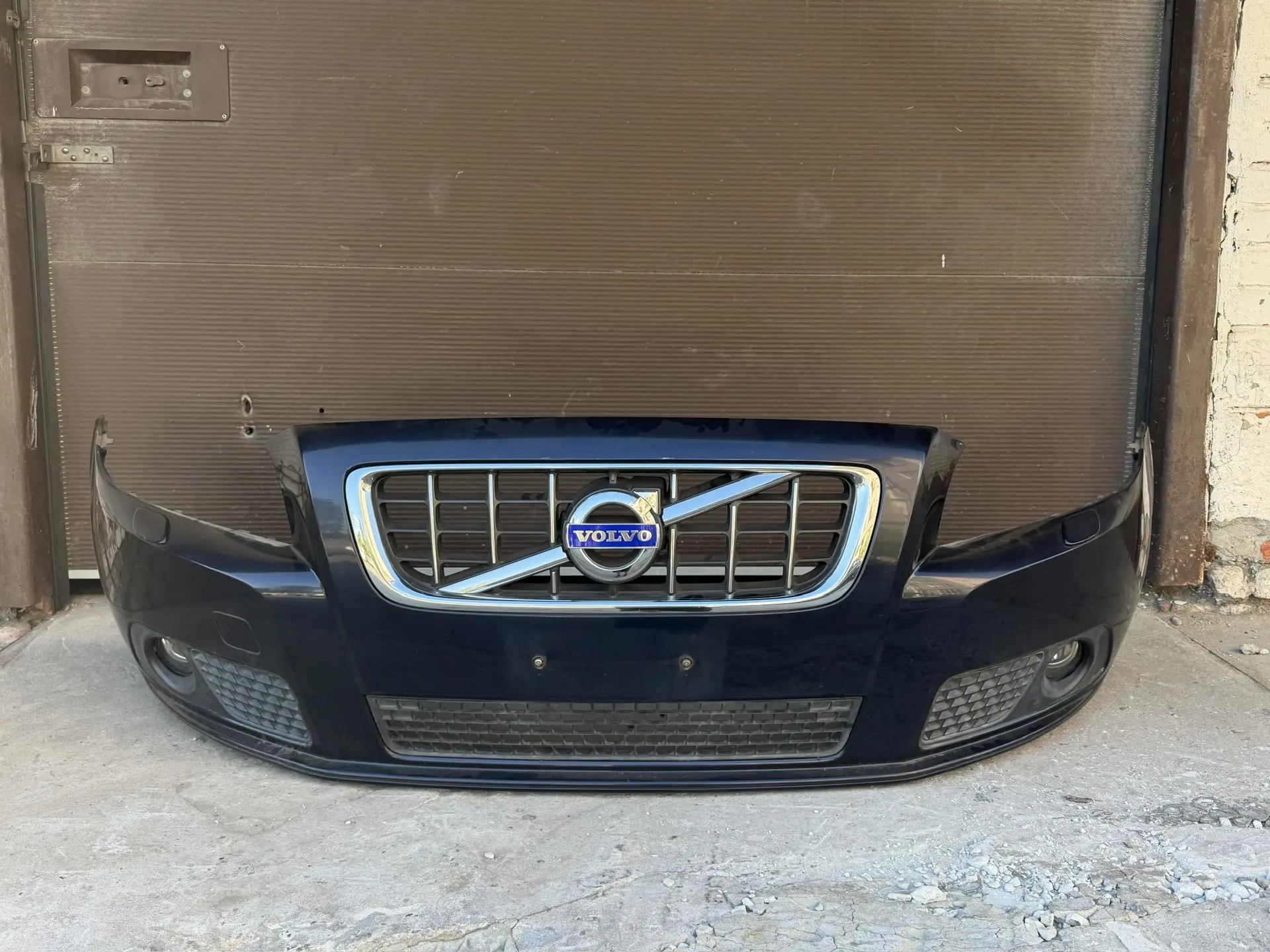 В продаже:
Передний оригинальный бампер 
Volvo V70 2010г рестайлинг 
тёмно-синего цвета, код краски 