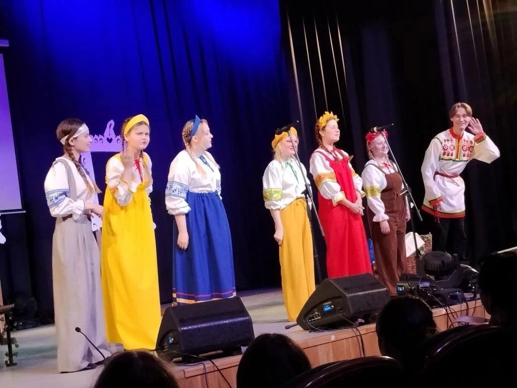 В третий день воспитанники лагеря посетили в Боброве районный ДК, где посмотрели выступления студент