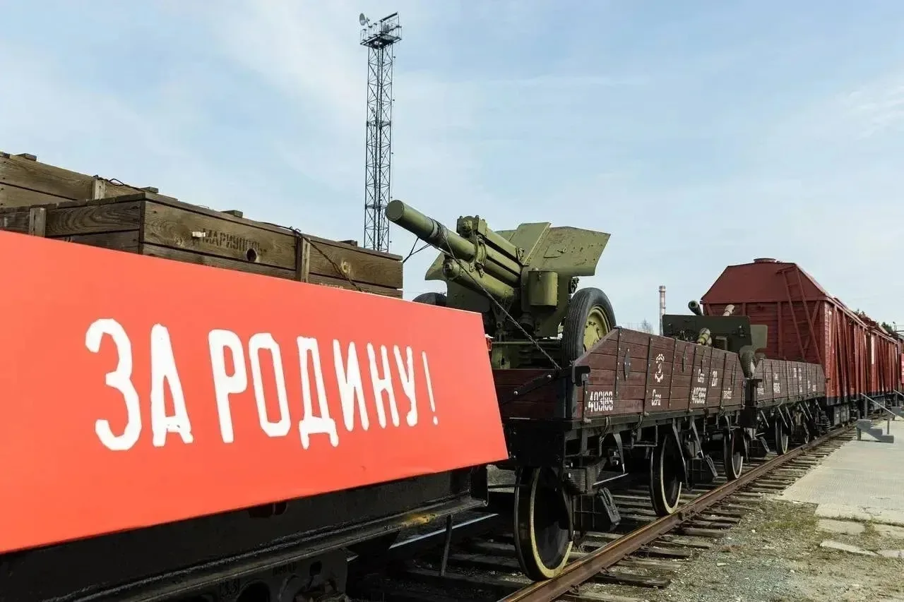 В Сургуте сделал остановку ретропоезд «Эшелон Победы».    Состав начал свой путь 1 мая. Всего в марш