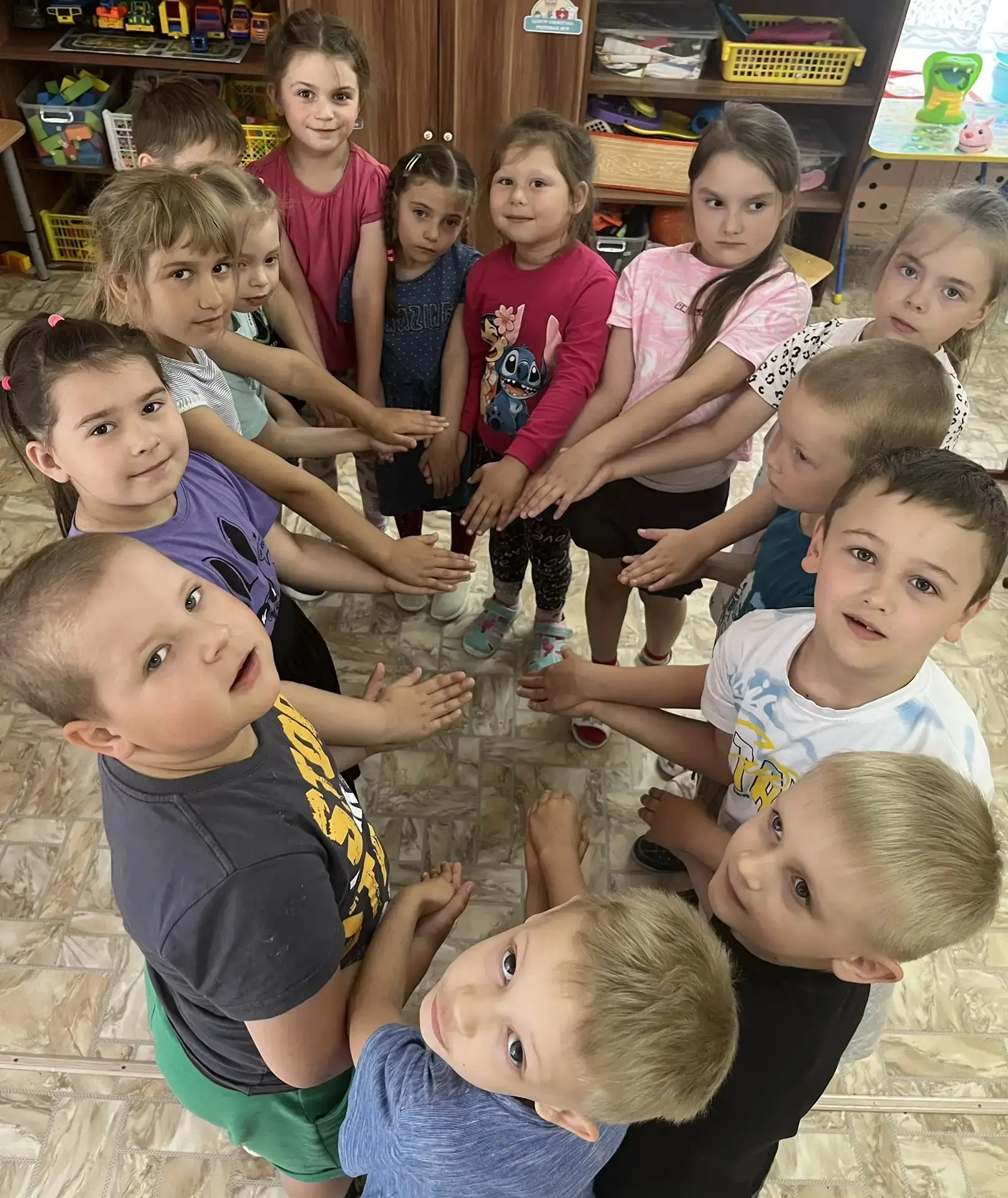 День дружбы в Знайках: когда ладошки становятся единым целым