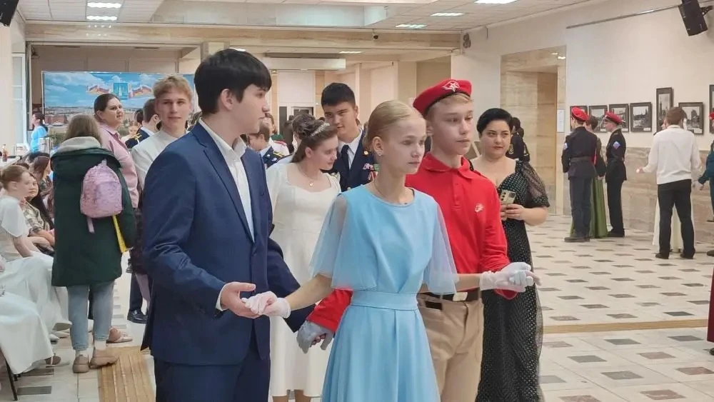 💐Спускается с небес вечерняя прохлада. Спешат цветы из сада во дворец. Две розы, рядом трон, мерцает