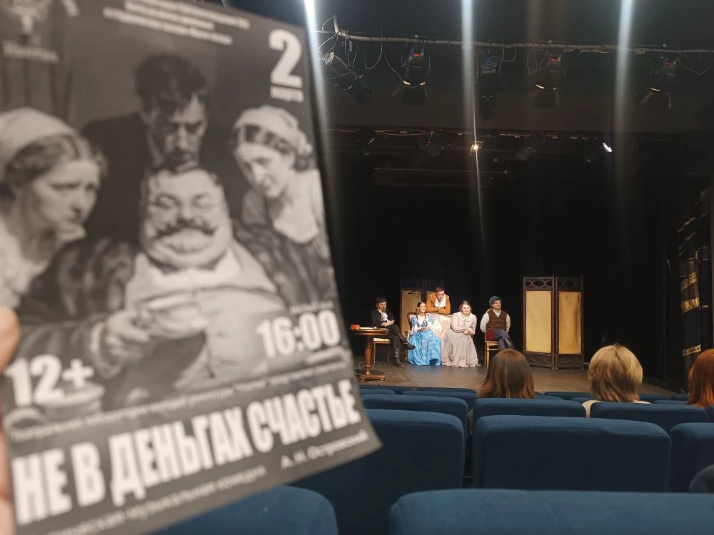 Культурный выход: 123 школа в ТЮЗе! 🎭  Советник директора по воспитанию Карасева Д.Н. вместе с юными
