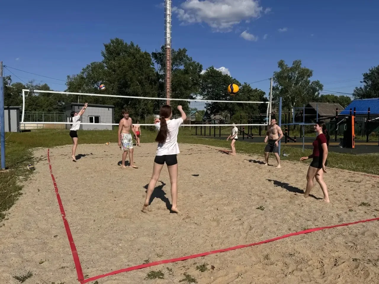 🏐 Новый спортивный объект в посёлке Николаевка: Оксана Макарова помогла в создании вол...
